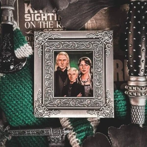 Wizarding Trunk Harry Potter Love to Hate Malfoy Magical Family Portrait Pin NIP - Picture 1 of 3