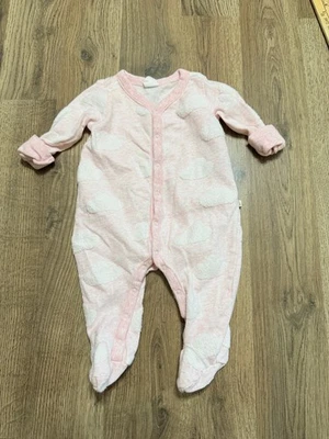 Ropa de dormir abotonada Baby Gap One Piece, bebé niña 0-3M, rosa blanco nubes Foto 1 de 4