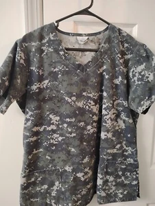 Fundamentals by White Swan 2 Pocket Black Camo Scrub Top Size L - Picture 1 of 1