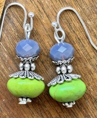 Pendientes colgantes de plata grabados con cristal gris y cuentas de piedra verde. Foto 1 de 4