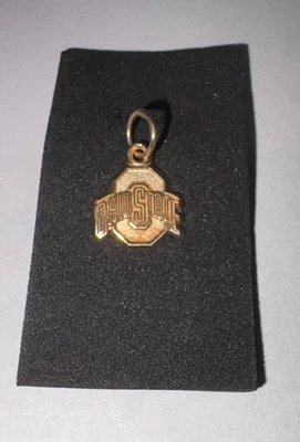 Dije colgante pequeño de oro amarillo de 10k LogoArt Universidad Estatal de Ohio .78 gramos Foto 1 de 4