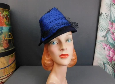 Chapéu de feltro vintage 1950 dramático azul escuro com tecido azul e rede, Paulette - Imagem 1 de 4