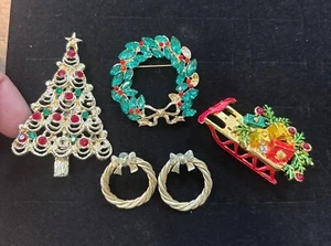 Vintage Christmas Brooches & Earrings Set Gold-Tone Wreath Tree Sleigh Holiday J - Picture 1 of 12