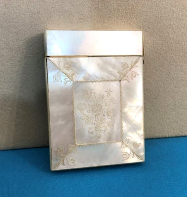 ancien étui à tablettes ou à carnet de bal en nacre au décor gravé 19 eme XIX - Photo 1/4