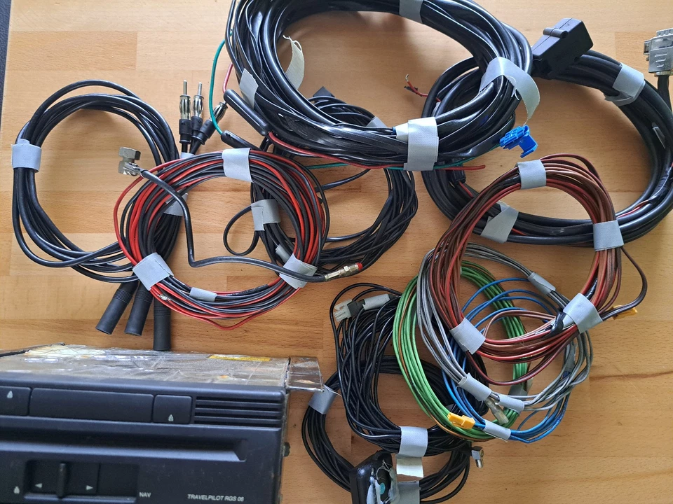 GPS & Navigationsgeräte Fa. Blaupunkt mit verschiedenen Anschlusskabeln - Bild 1 von 2