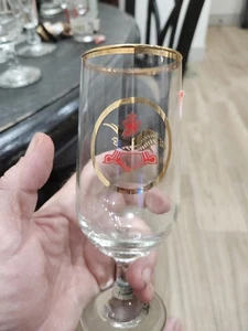 Stielbierglas mit Anheuser-Busch Logo Goldrand - Bild 1 von 3