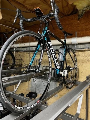 Bicicleta de corrida de estrada Focus Pro Izalco 50cm fibra de carbono - Imagem 1 de 4