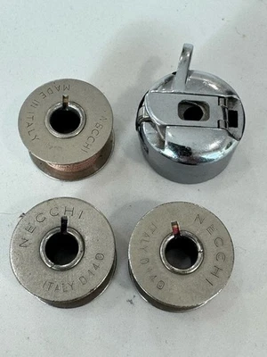 FUNDA BOBINA NECCHI BU ORIGINAL 20176 y 3 bobinas, en muy buena condición Foto 1 de 4