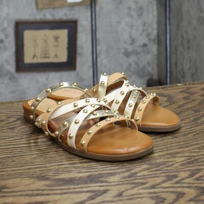 Sandalias planas con tiras con tachuelas Nine West para mujer 1676394ca712d4 marrón 6M Foto 1 de 4