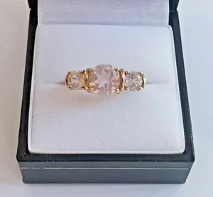 LIGHT PINK KUNZITE THREE-STONE GOLD RING round cut gemstones 9ct 375 yellow - Picture 1 of 12