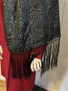 Bufanda chal floral vintage negra y plateada con flecos largos negros - Imagen 1 de 10