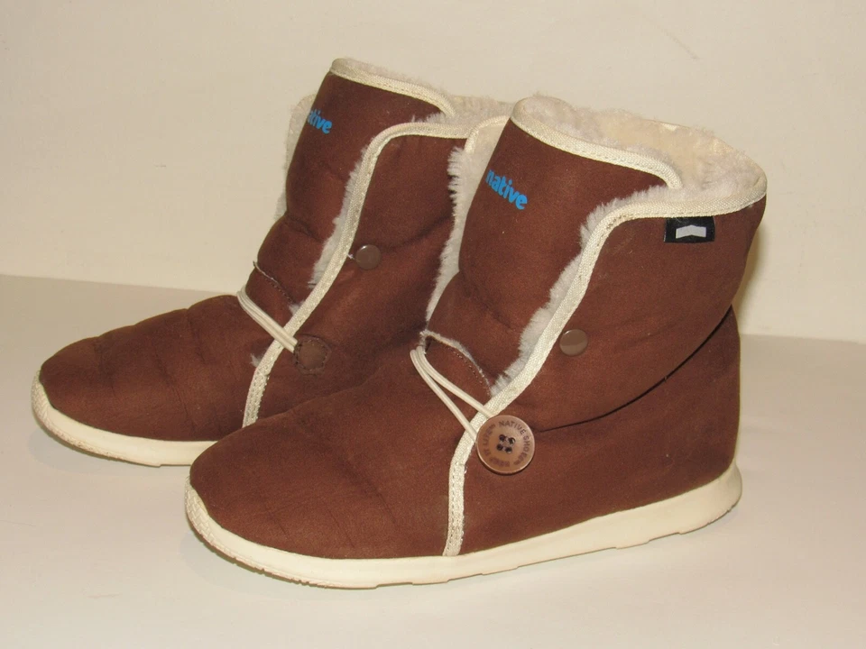 Bota Native AP Luna Big Kid Talla 5 Aislada Niños Imitación Piel de Oveja Invierno Marrón Foto 1 de 4