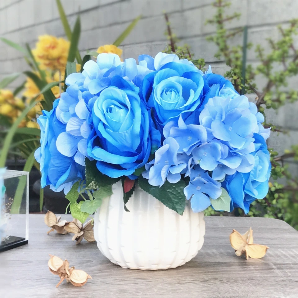 Arreglo floral artificial de rosas y hortensias en florero de cerámica con agua sintética Foto 1 de 1