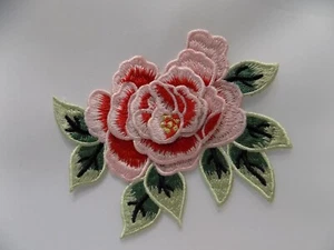 APPLICAZIONE TERMOADESIVA PATCH TOPPA DECORAZIONE FIORE A RILIEVO DONNA ROSA - Picture 1 of 1