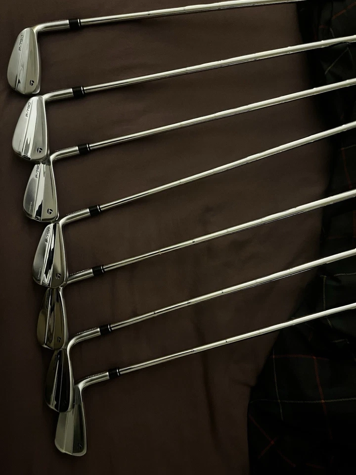 Nuevos hierros de golf TaylorMade P-790 2024 con ejes NS PRO 950 R + agarre Golf Pride Foto 1 de 4