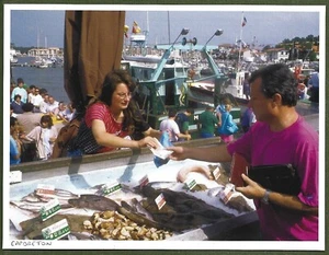 2004 -- CAPBRETON . MARCHANDE DE POISSONS SUR LES QUAIS . 3Y944 - Picture 1 of 1