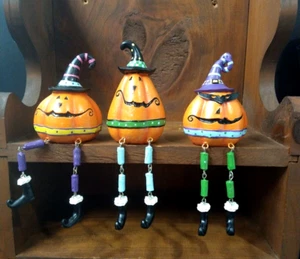 Halloween Kürbisse Hexe Regal Sitzende bunte Hüte Kaminsims Regal Tisch - Bild 1 von 8