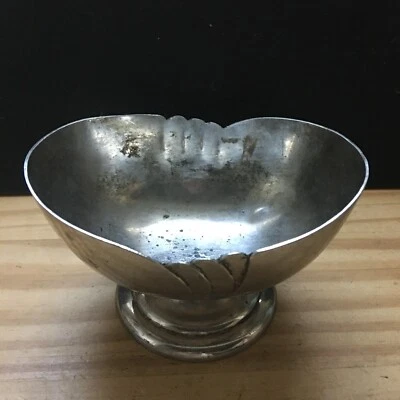 Cuenco de tuercas de pedestal talladas simetría ovalada chapada en plata de colección de los años 70 3,75" H x 5,25" L Foto 1 de 4