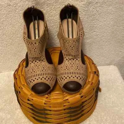 Annie Pinky Women’s Size 7 Beige Brushed Suede Leather Zip Up Back Elastic - Image 1 of 4