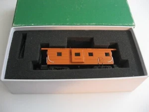 VINTAGE OVERLAND MODELS INC. BRASS MILW. RD. RIB B-W CABOOSE – HO SCALE - Picture 1 of 10
