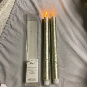 Pier 1 Imports Vacaciones Sin Llama LED Velas Cónicas Juego de 2 USO BATERÍA AAA - Imagen 1 de 11