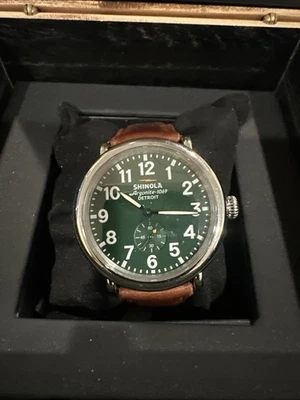 Nuevo reloj de cuarzo para hombre Shinola The Runwell esfera verde correa de cuero tostado 41 mm Foto 1 de 2