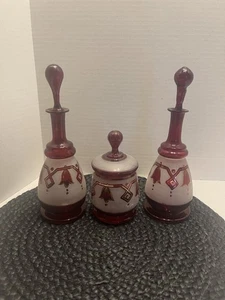 Antikes böhmisches Preiselbeere geätztes Milchglas 3-teiliges Waschtischset - Bild 1 von 20