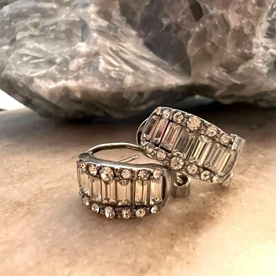 Nuevo en caja Pendientes de aro de cristal Banana Republic tono plateado elegantes Huggie llamativos Foto 1 de 4