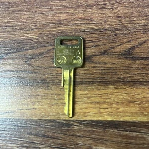 Llave LSDA de latón vintage, hecha en EE. UU. - Imagen 1 de 2