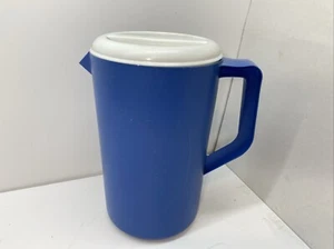 (2) Vtg Rubbermaid 1 gallon Plastic Blue Pitcher w slot lid ICED TEA juice 2718 - Picture 1 of 16