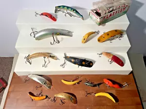 Lotto 14 esche da pesca vintage Flatfish più scatola pesca a mosca Helin Musky Pike RARO - Foto 1 di 19