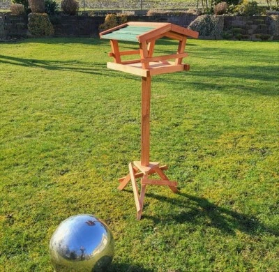 Vogelhaus BIRD OASIS  mit Ständer Vogelfutterhaus Futterhaus Vogel Haus Holz - Bild 1 von 3