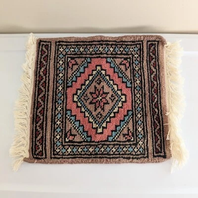 Vintage Mini Wool Rug Mat fringe Geometric Pattern. Grandmillenial! Foto 1 de 4