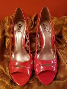 Carlos by Carlos Santana Red Patent Cut-Out Leather Wedge, Size 9 M - Bild 1 von 4