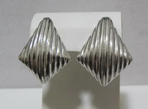 Vintage 1-1/2" strukturierte geriffelte 3D silberfarbene Raute Diamantform Clip Ohrringe - Bild 1 von 12