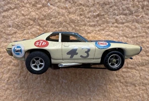 VINTAGE AURORA AFX ROADRUNNER #43 ROSSO BLU HO SLOT CAR RICHARD PLYMOUTH - Foto 1 di 6