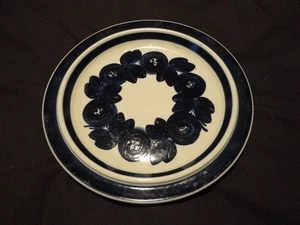 ARABIEN FINNLAND ANEMONE BLAU ULLA PROKOPE RUNDE PLATTE HACKPLATTE - Bild 1 von 4