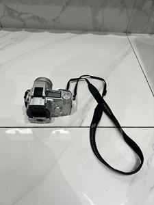 Minolta Dimage Z5 3.3 Mega Pixel Camera - Picture 1 of 9