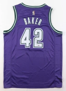 Vin Baker Signed Milwaukee Bucks Nike Jersey (PSA) 1993 1st Round Pck #8 Overall - Picture 1 of 6