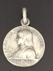 Médaille de poilu en argent " Jeanne d'Arc " 1914 - Foto 1 di 2