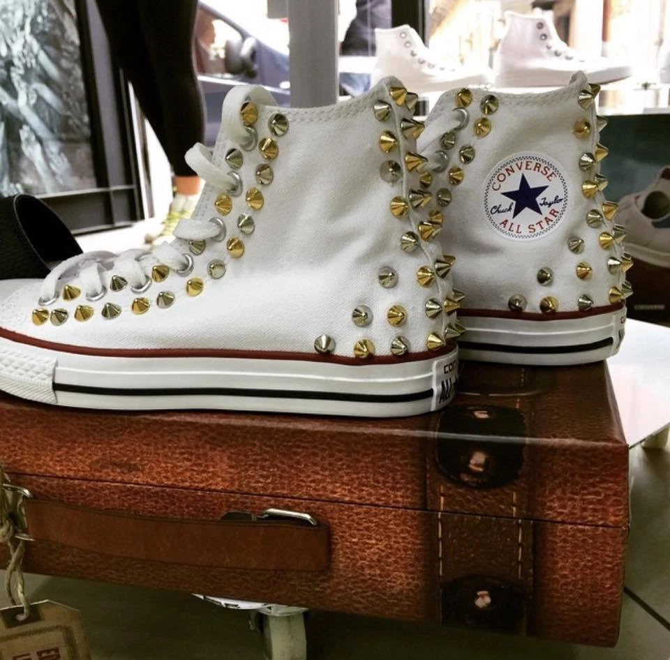 Converse All Star Bianche Borchiate con Borchie a punta Argento e Oro Alternate - Immagine 1 di 1