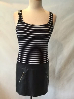 NUEVO CON ETIQUETAS VESTIDO BAILEY44 NEGRO A RAYAS CON FONDO DE CUERO SINTÉTICO - TALLA PEQUEÑA - SÚPER LINDO Foto 1 de 4