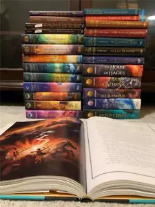 Lot 26 Percy Jackson and the Olympians 1-19 + 7 Bonus Rick Riordan 5 Series HC - Foto 1 di 6