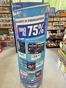 Sconti Primavera Sony PS4 Cartonato Stand Expo Espositore USATO - Imagen 1 de 1