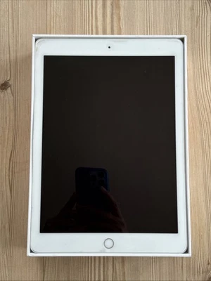 Apple iPad Pro, 256 GB, Wi-Fi + 4G (Ohne Simlock), 9,7 Zoll - Silber - Bild 1 von 4