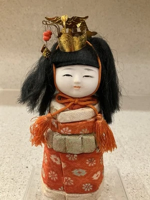 Cocar japonês vintage Kimekomi porcelana e madeira boneca tecido quimono metal - Imagem 1 de 4