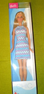 Barbie Puppe CHIC Mattel 2003 mit blaugemustertem Kleid - Bild 1 von 3
