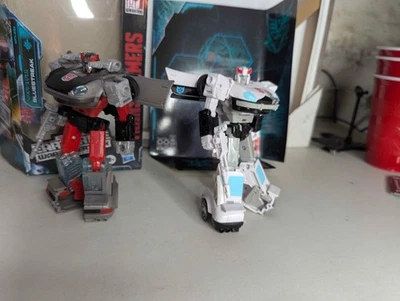 Transformers Earthrise War For Cybertron Bluestreak n Buzzworthy Prowl - Image 1 of 4