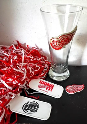Lote Detroit Red Wings: Imán, Logotipo de Peltre Elevado Vidrio 18 OZ, Pompones Playoff Foto 1 de 3