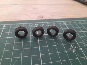 4x Neumáticos de coche de goma escala 1/43 negros para coches modelo. Ferrari, MG, Mercedes - Imagen 1 de 5